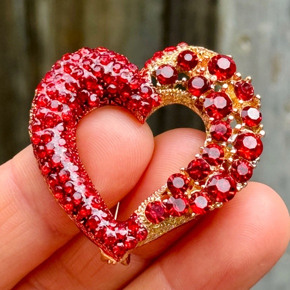 🔥2/$20 Heart Brooch Rhinestone Gold Tone Heart Brooch Gift for you Loved One - Picture 3 of 4